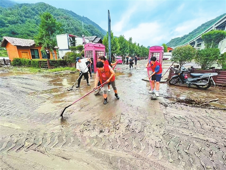 7月2日，西峽縣組織黨員群眾合力開展道路清淤。 李明 攝