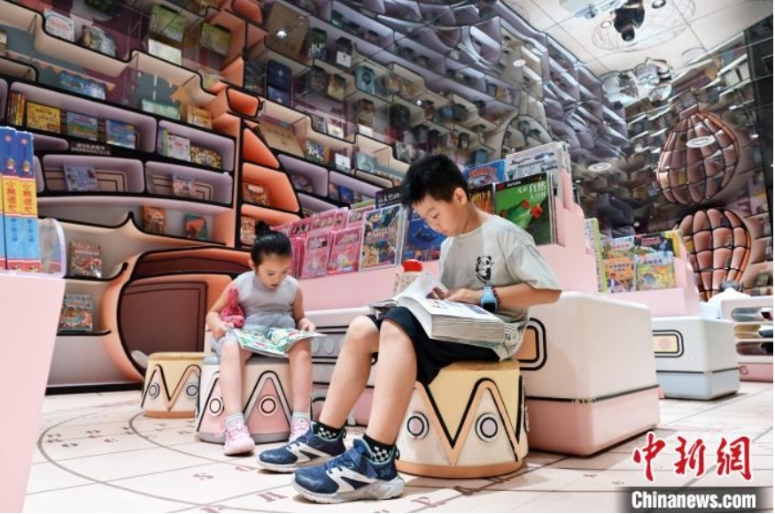 7月2日，河北石家庄一书店，小朋友沉浸在书海中。中新社记者 翟羽佳 摄