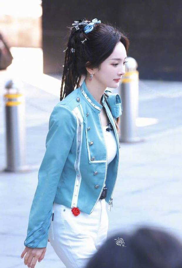 杨幂高马尾编发造型元气满满。
