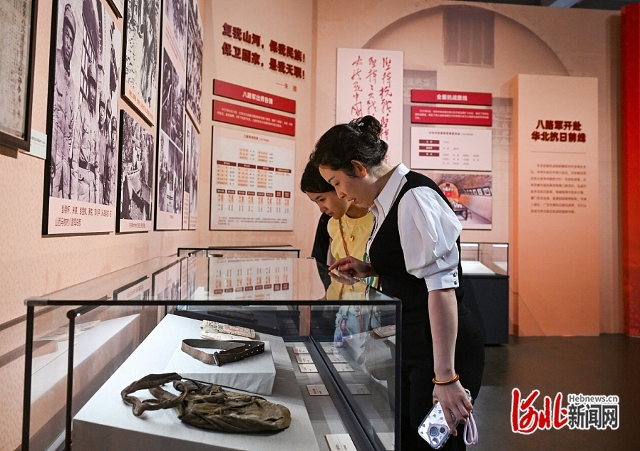 6月30日，观众在河北博物院参观“山河永固——晋冀鲁豫抗日根据地革命文物展”。  河北日报记者 耿辉摄.jpg
