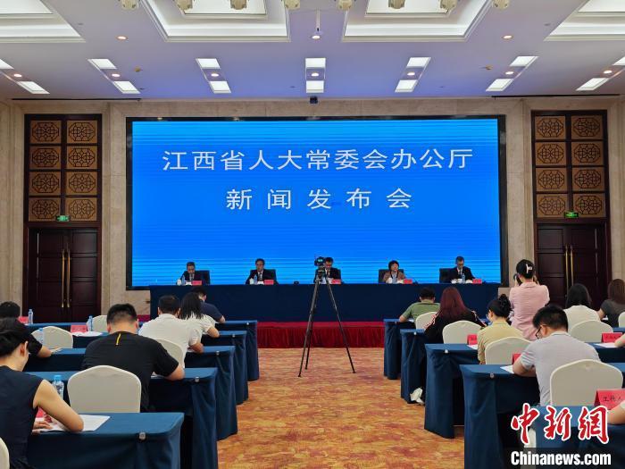 圖為30日，江西省人大常委會辦公廳舉辦《江西省自然資源監(jiān)督檢查條例》新聞發(fā)布會。萬菁 攝