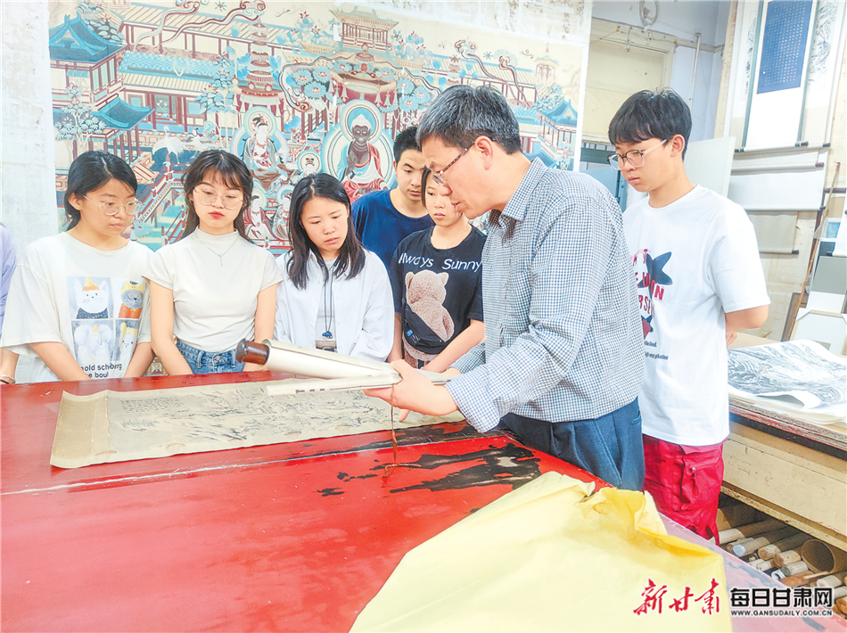 张文军（右二）为学生讲授纸质文物修复知识