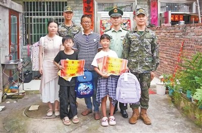 武警撫州支隊(duì)執(zhí)勤二大隊(duì)樂(lè)安中隊(duì)官兵和樂(lè)安縣第二小學(xué)老師給張德眾（前排左）、陳雨涵頒發(fā)獎(jiǎng)狀和獎(jiǎng)品。李志成攝