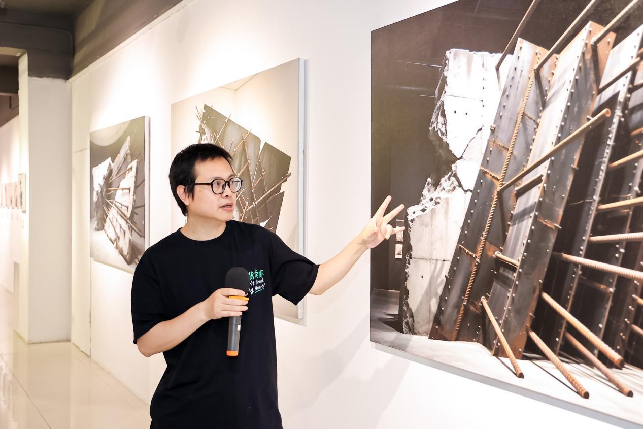 何镒为观众揭秘他的创作手法，AI只是一种方法，重要的是精神