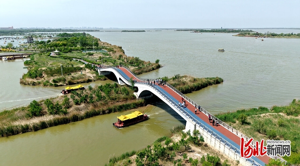 近日，衡水湖旅游景区内，游客乘船赏景，尽享湖光水色。 本报记者 焦磊摄.jpg
