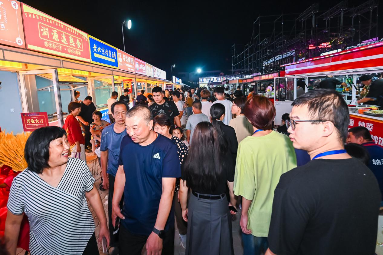 王台青年创意美食集市：烟火气点亮芯屏新城夜生活，创业热土展活力