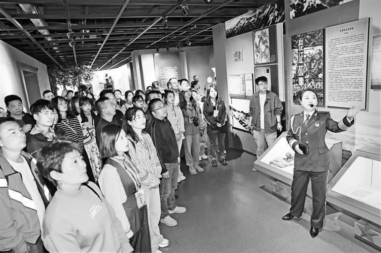 游客在宕昌县哈达铺红军长征纪念馆参观 田蹊