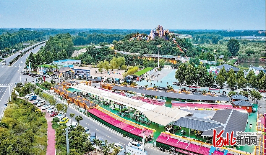 6月25日，航拍坐落于雄县黄湾村的雄山公园。  河北日报记者 李东宇摄.jpg