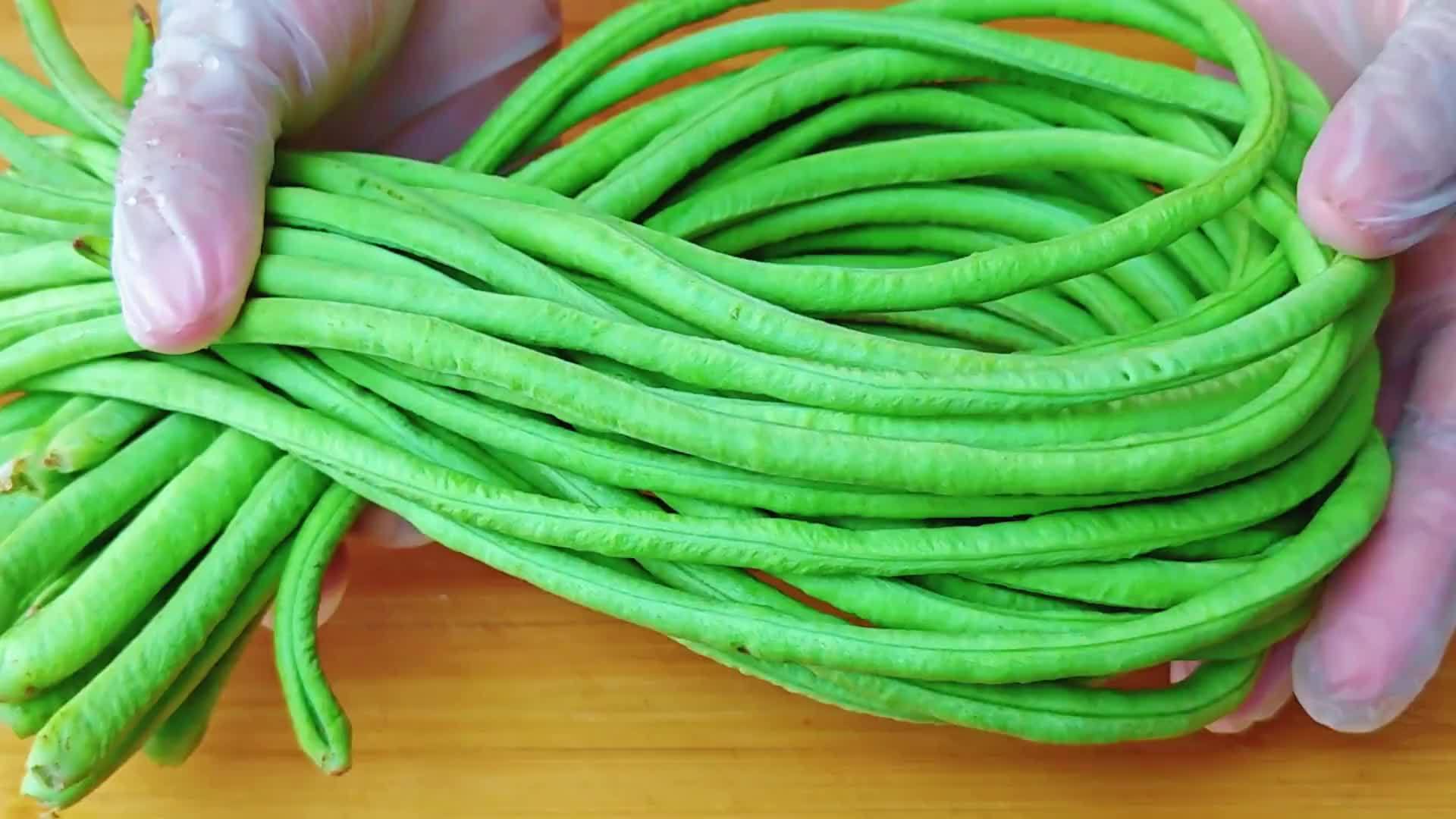 夏天要多吃豆角，教你一个新做法，不用炒不凉拌，一次3斤不够吃