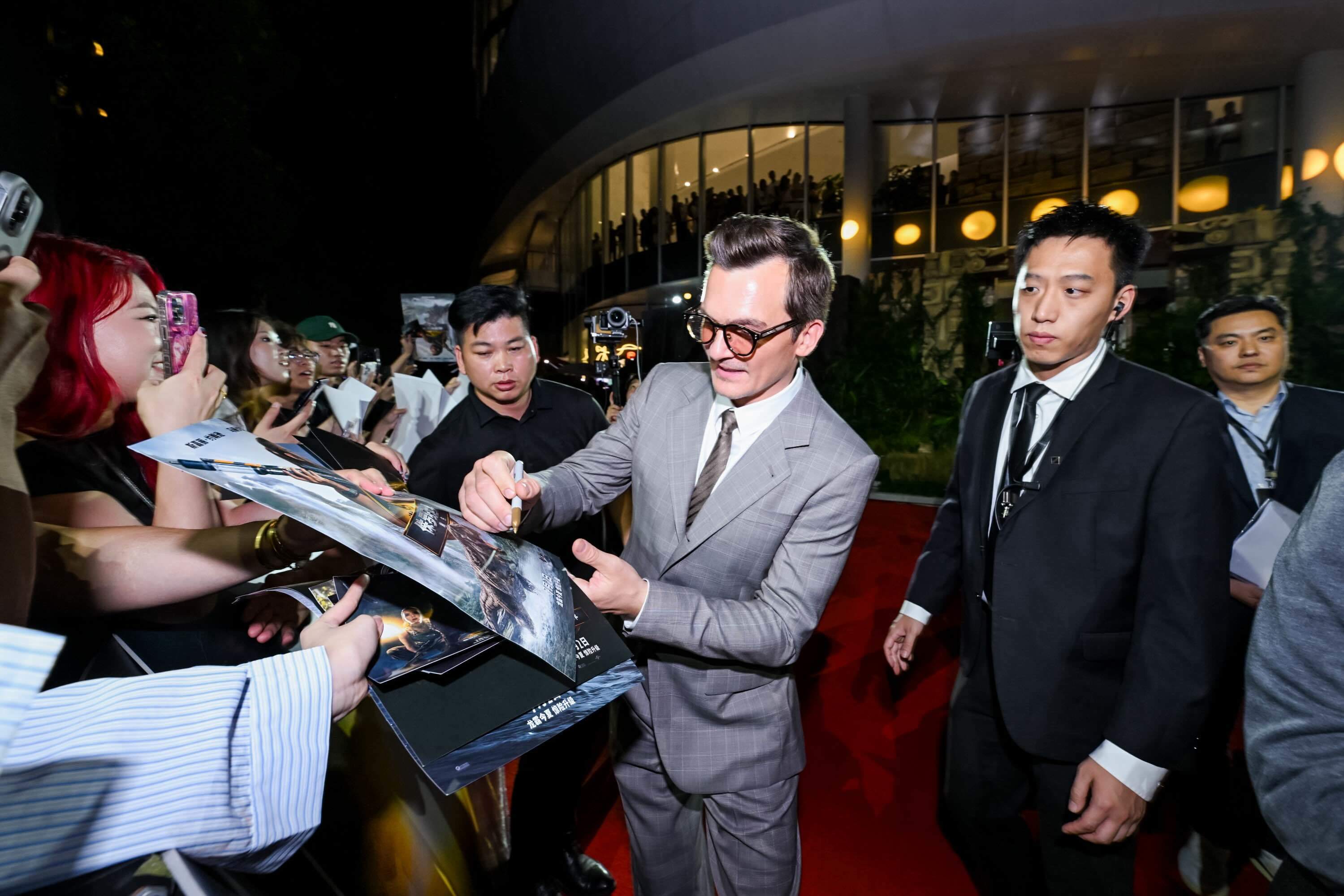 《侏罗纪世界：重生》中国首映礼斯嘉丽红裙亮相 龙霸今夏征服观众