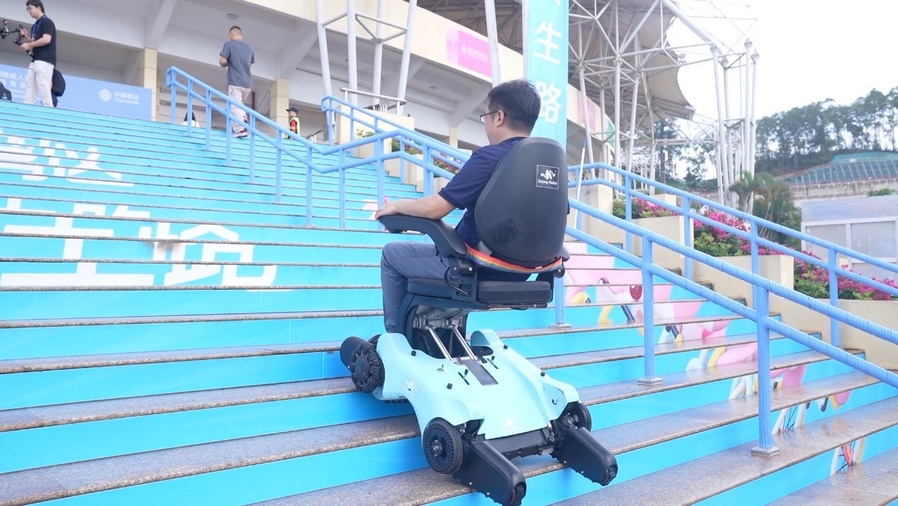 市民体验智能爬楼梯电动轮椅