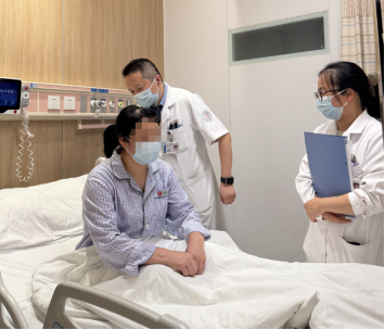 满宁主任(中)查房