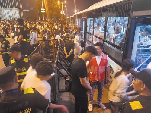 6月28日，石家庄市公交集团北部运营分公司组建接驳专线，护航歌迷安全高效出行。（图源石家庄公交）