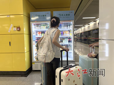 南昌地鐵站內(nèi)的自動(dòng)販賣機(jī)。
