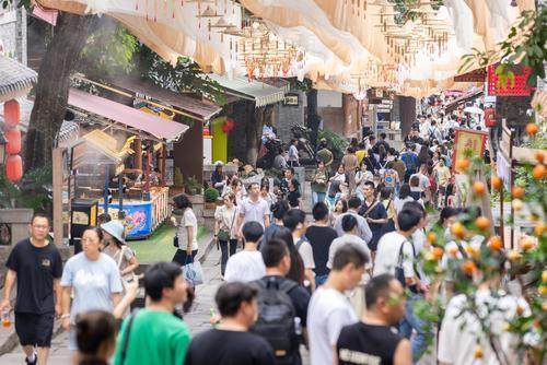 ▲6月18日，渝中区十八梯景区游客如织。胡晓平 摄