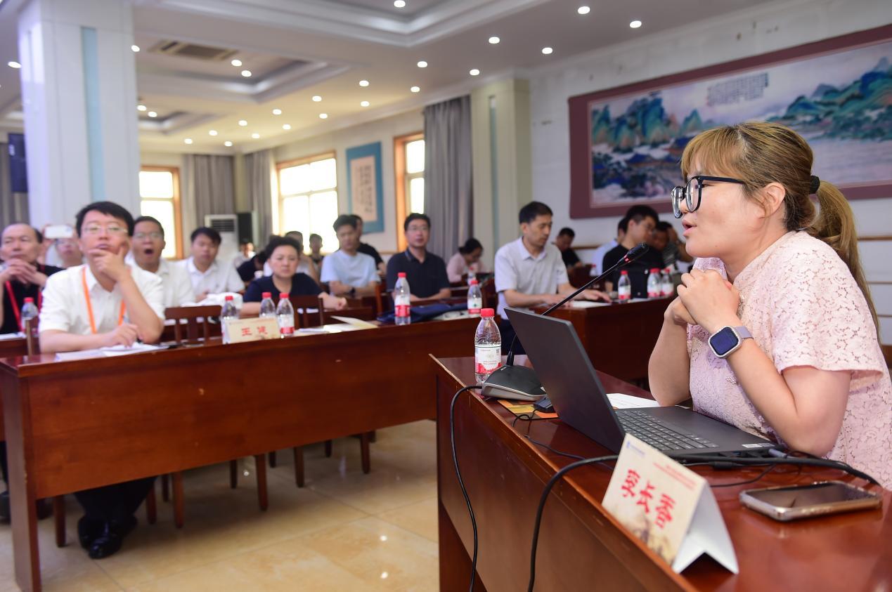 北京中医药大学中西医结合药理学博士后、硕士生导师李长香在进行授课。