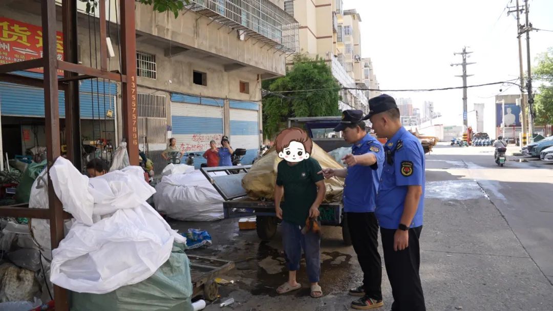▲ 執法人員這正在對店老板進行教育勸導