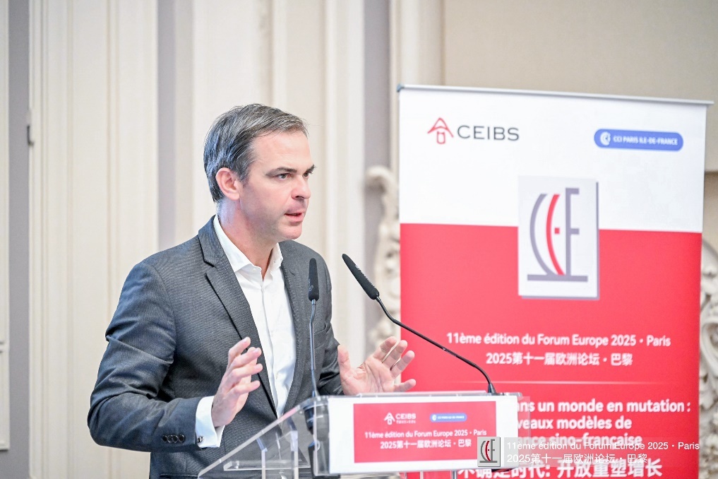 法国前卫生部长奥利维·韦朗(Olivier Véran)做第一场圆桌论坛主题阐述