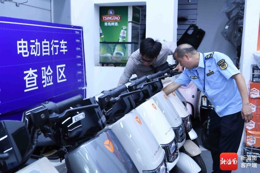 海口市琼山区开展电动自行车违法改装专项整治行动。记者 蒙健 摄