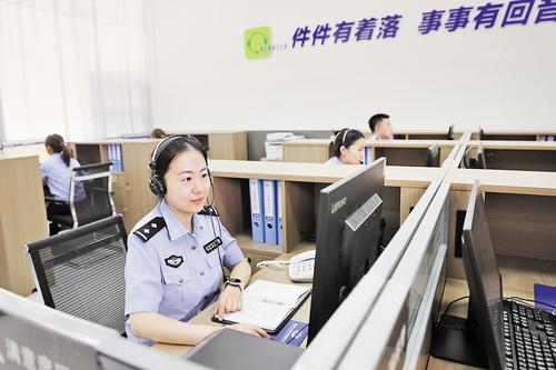 5月30日，邯郸市公安局民意智感中心民警对群众进行电话回访。 韩 超摄