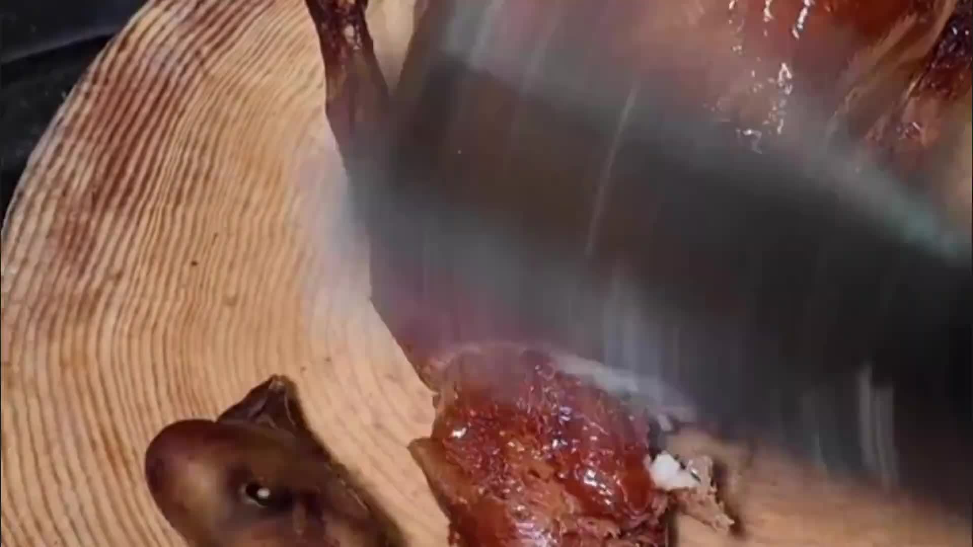 广州名吃：陈皮烧鹅！鹅肚放鲍鱼、海参高配，果木碳烤的明亮喷香