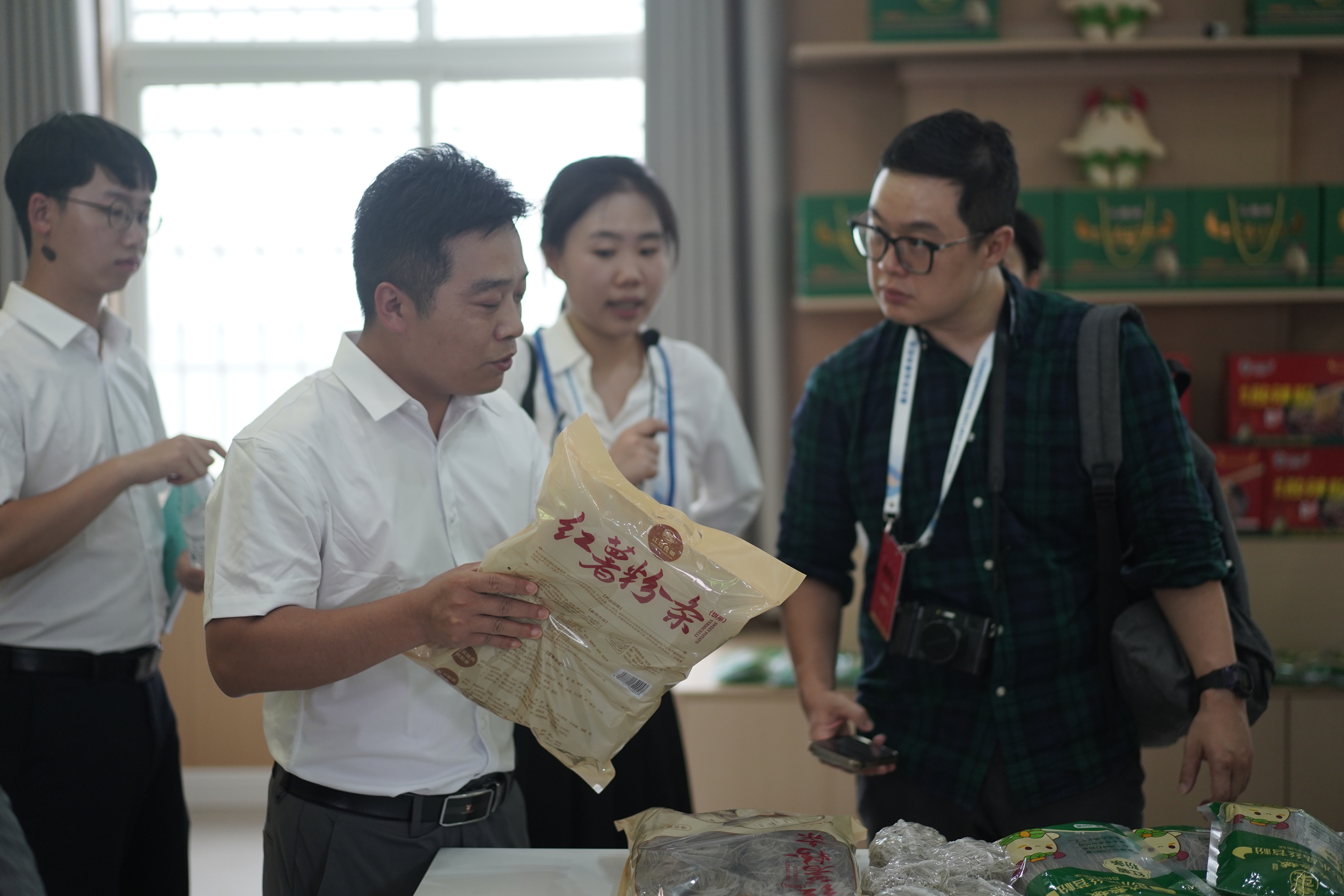 嘉宾正在倾听彭水特色农产品红薯粉条介绍。吴燕利 摄