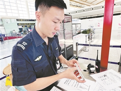 机场工作人员检查充电宝