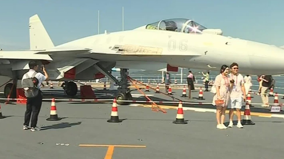 山东舰开放日迎来首批香港市民