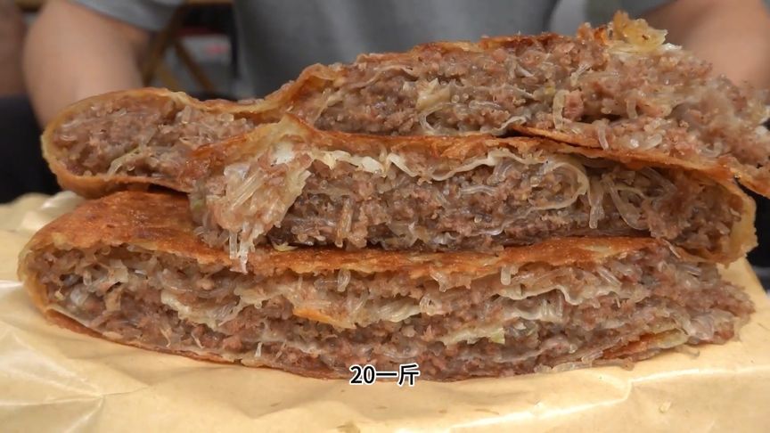 在安徽亳州怼牛肉馍，搭配着羊肉汤，又硬又舒坦～