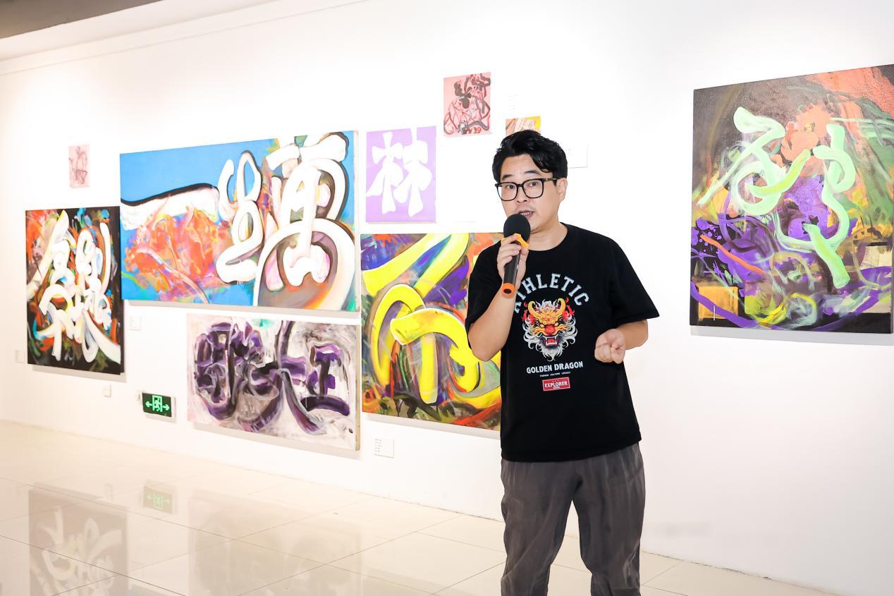 参展艺术家刘斌讲述在全球行走时不同语言符号给他的创作带来的变化