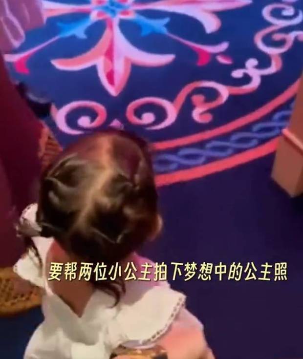 昆凌牵着小女儿的手,好有爱。