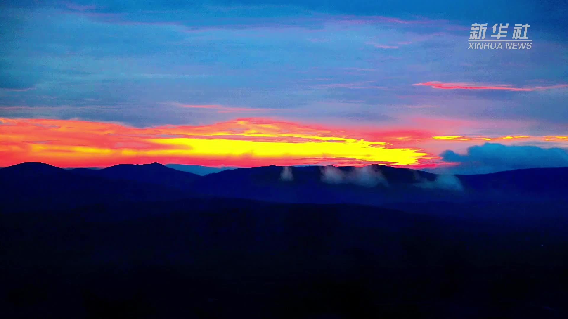 瞰中国｜晨雾飘渺 草原如梦似幻
