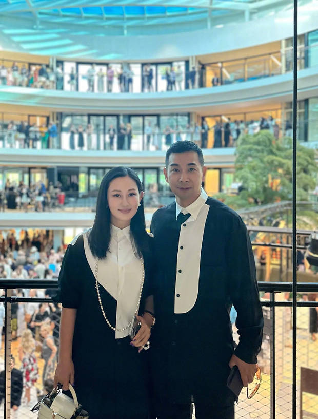 赵文卓与老婆张丹露同框合影。