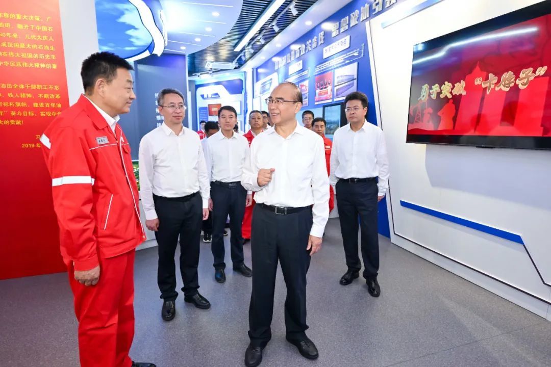 许勤来到大庆古龙页岩油勘探开发指挥部，与干部职工重温习近平总书记致大庆油田发现60周年贺信。