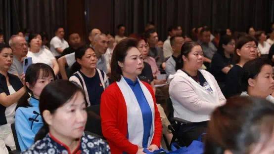 现场，党员干部认真聆听红色经典故事。