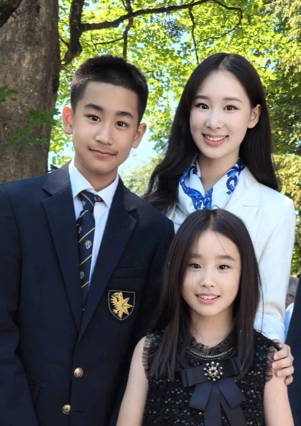 赵子仪和弟弟妹妹同框合影，三人笑容灿烂，心情大好。