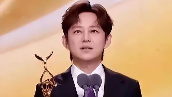 51岁主持人何炅：被保姆起诉，节目停播，婚姻低调，现状令人惊讶封面图