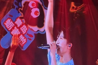 周深青岛演唱会现场大秀“蛤蜊味”方言