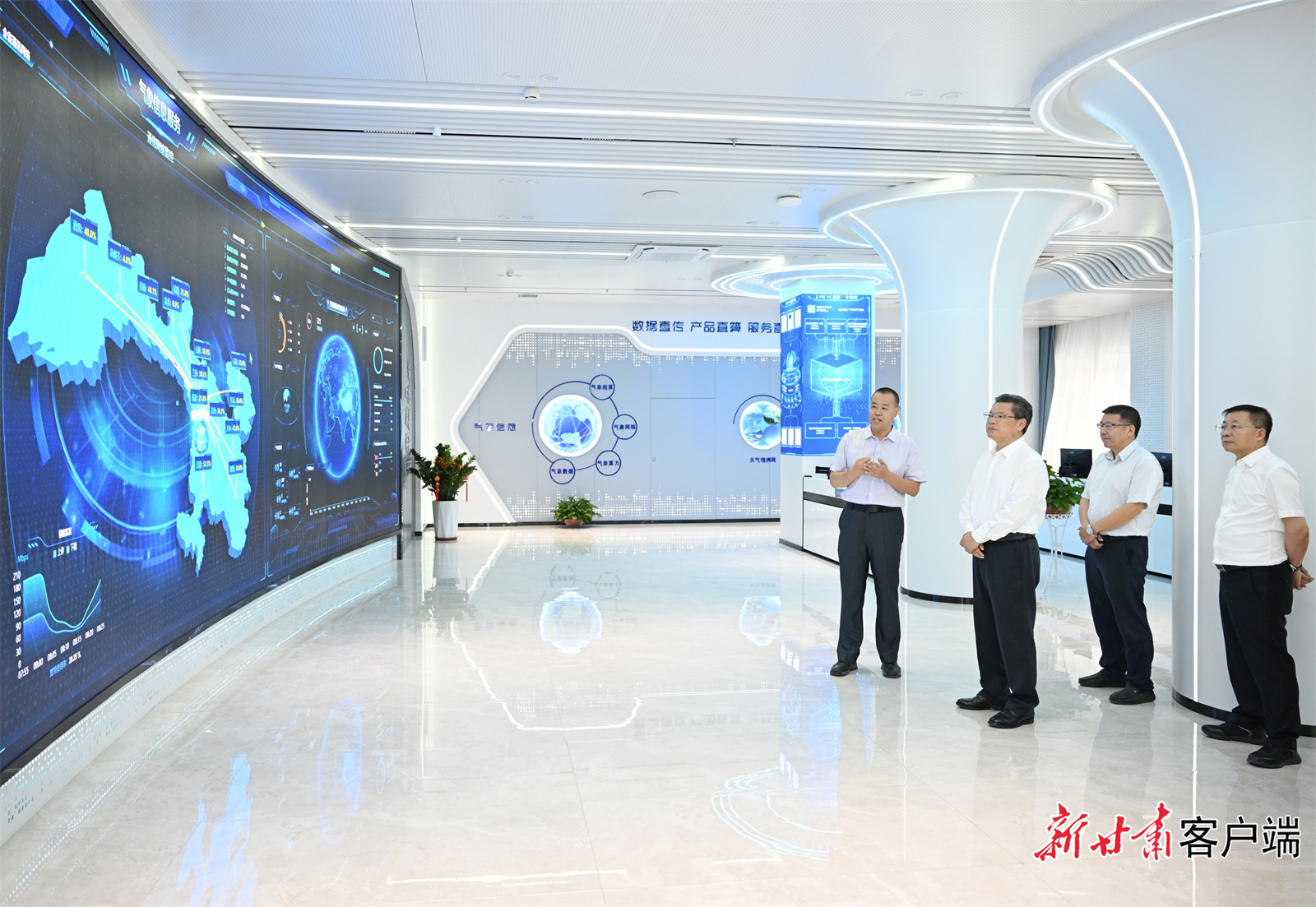 7月1日，省委副书记、省长任振鹤在省气象局调度防汛减灾工作。新甘肃·甘肃日报记者　盛学卿