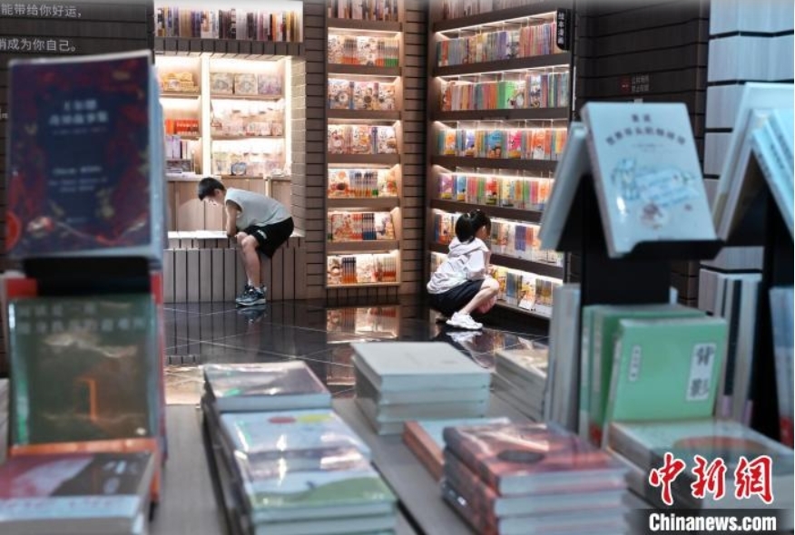 7月2日，河北石家庄一书店，小朋友沉浸在书海中。中新社记者 翟羽佳 摄