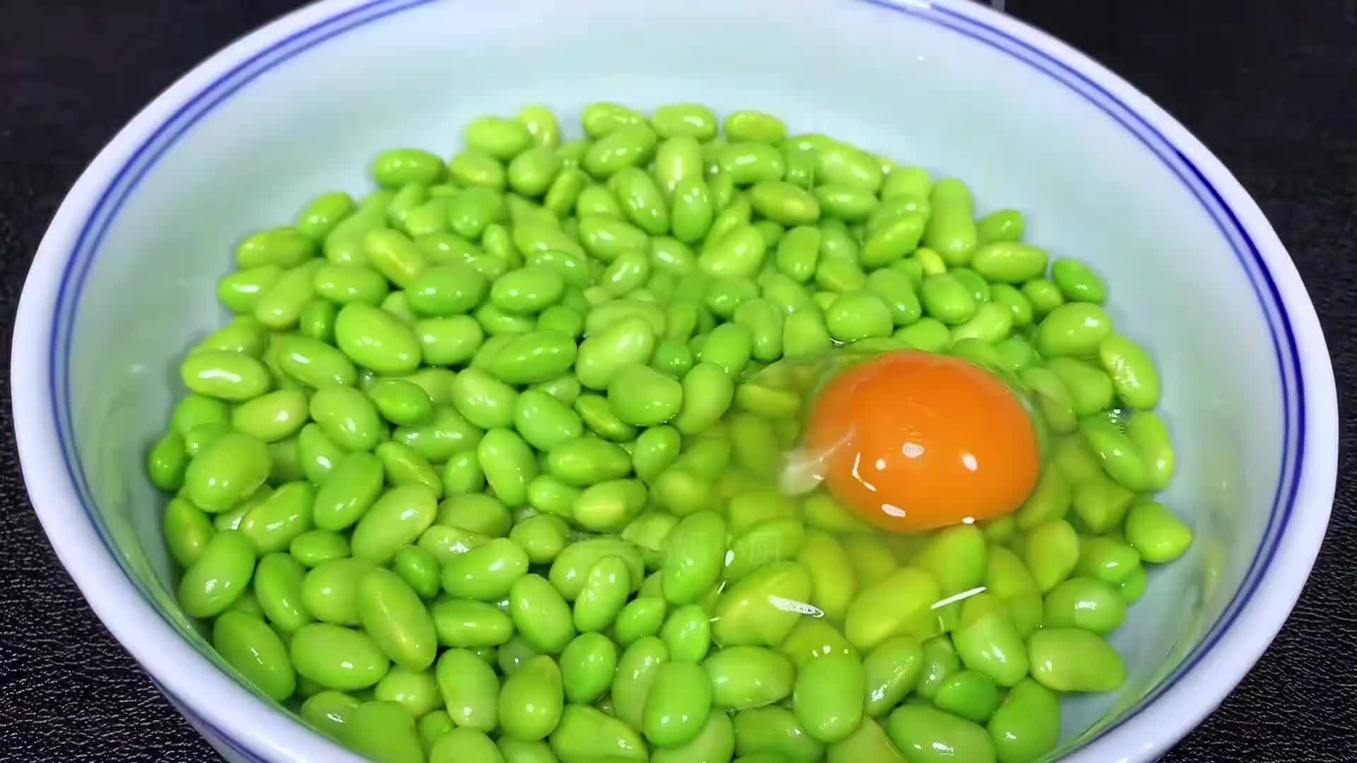 毛豆里打入3个鸡蛋，没想到这么好吃，我家一周吃5次，营养又美味