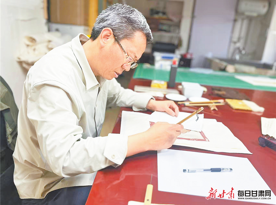 张文军专心工作　新甘肃&middot;甘肃日报记者　杜雪琴