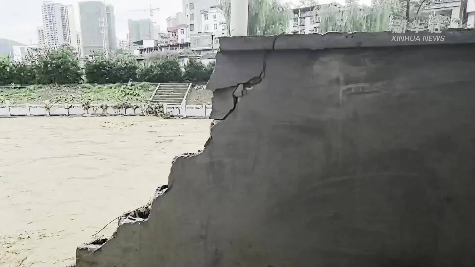 广西隆林：河水漫灌进城区 武警官兵火速救援