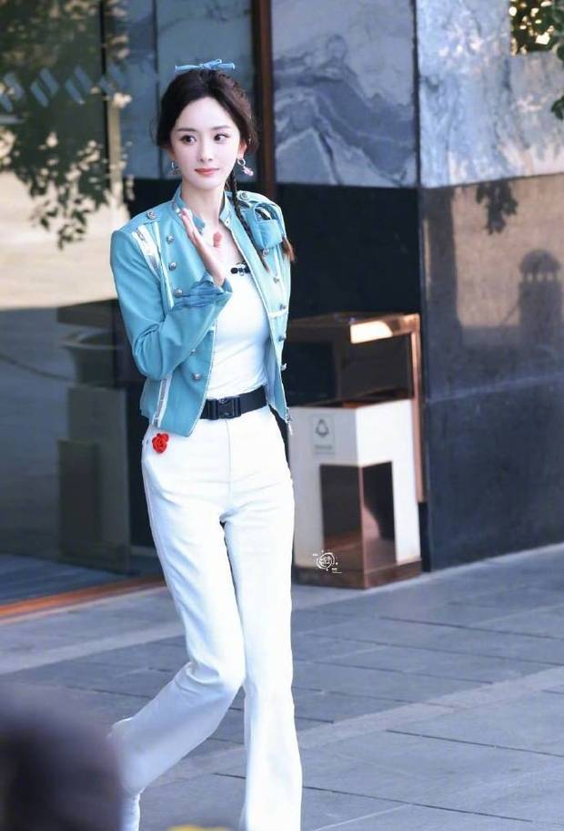 搜狐娱乐讯 6月30日，杨幂以高马尾编发蓝色夹克造型出现，清新俏皮少女感十足。