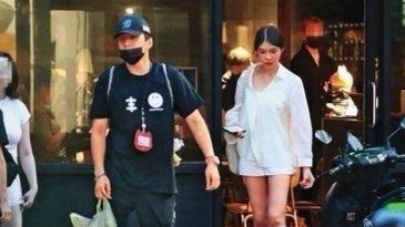 王大陆服役假期与女友约会，二人散步同行心情佳封面图