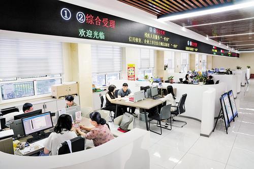 6月4日，办事群众在峰峰矿区政务服务中心办理业务。该中心设置综合受理窗口，让办事群众进一扇门、到一个窗、办所有事。 李 栋摄