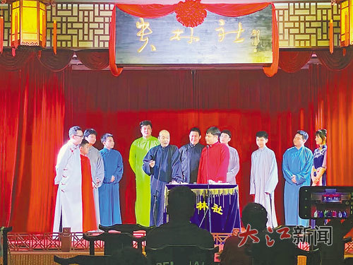 小筱贵林和弟子们在台上演出。