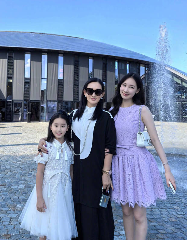 张丹露与两个女儿同框合影。