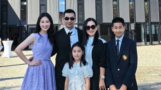 赵文卓晒一家五口温馨合照，恭喜大女儿高中毕业封面图