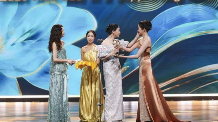 直到看到关晓彤的眼泪，才明白蒋欣拿奖的不易，资本圈杀人不见血封面图